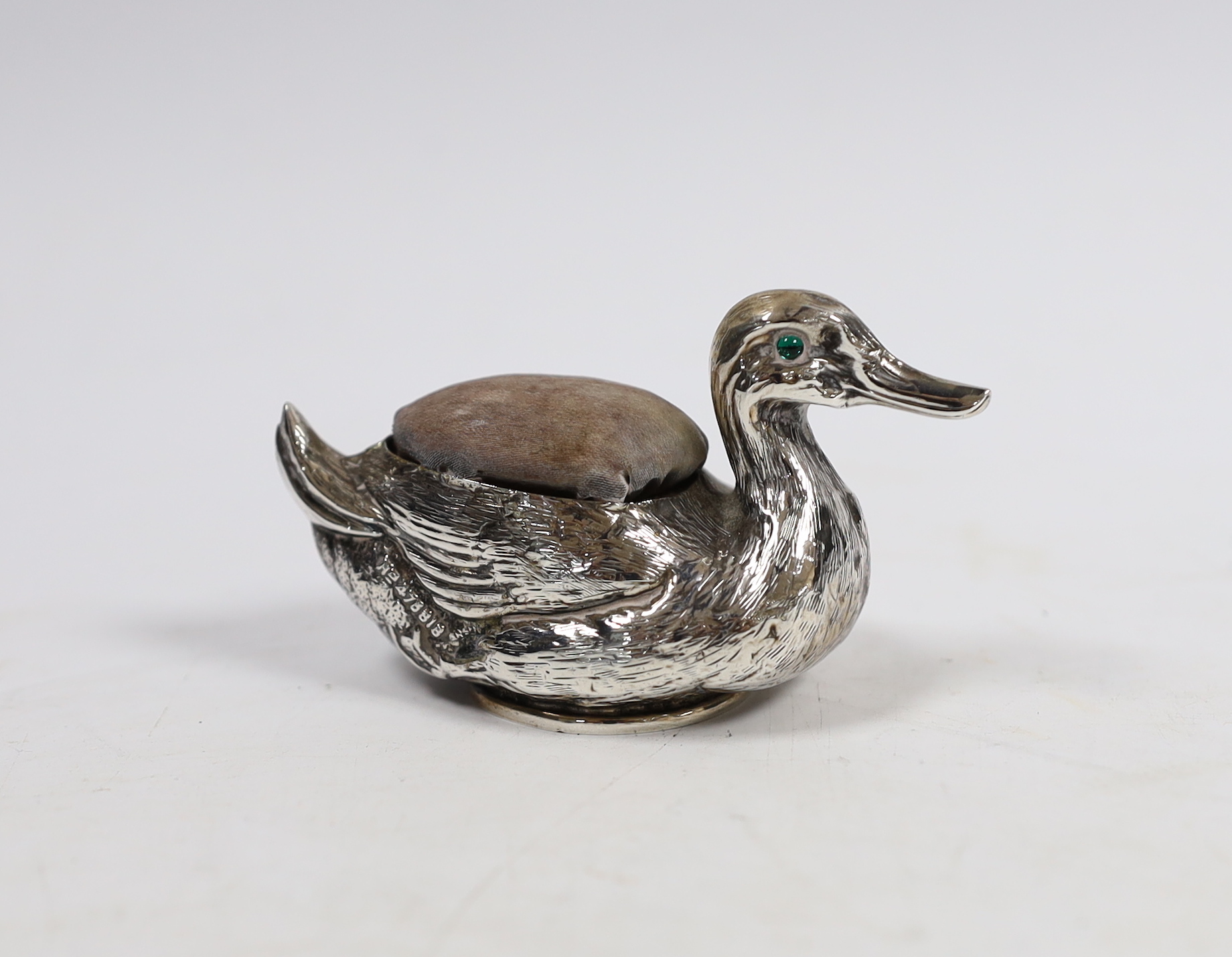 An Edwardian novelty silver pin cushion, modelled as a duck, Crisford & Norris, Birmingham, 1906, length 75mm.